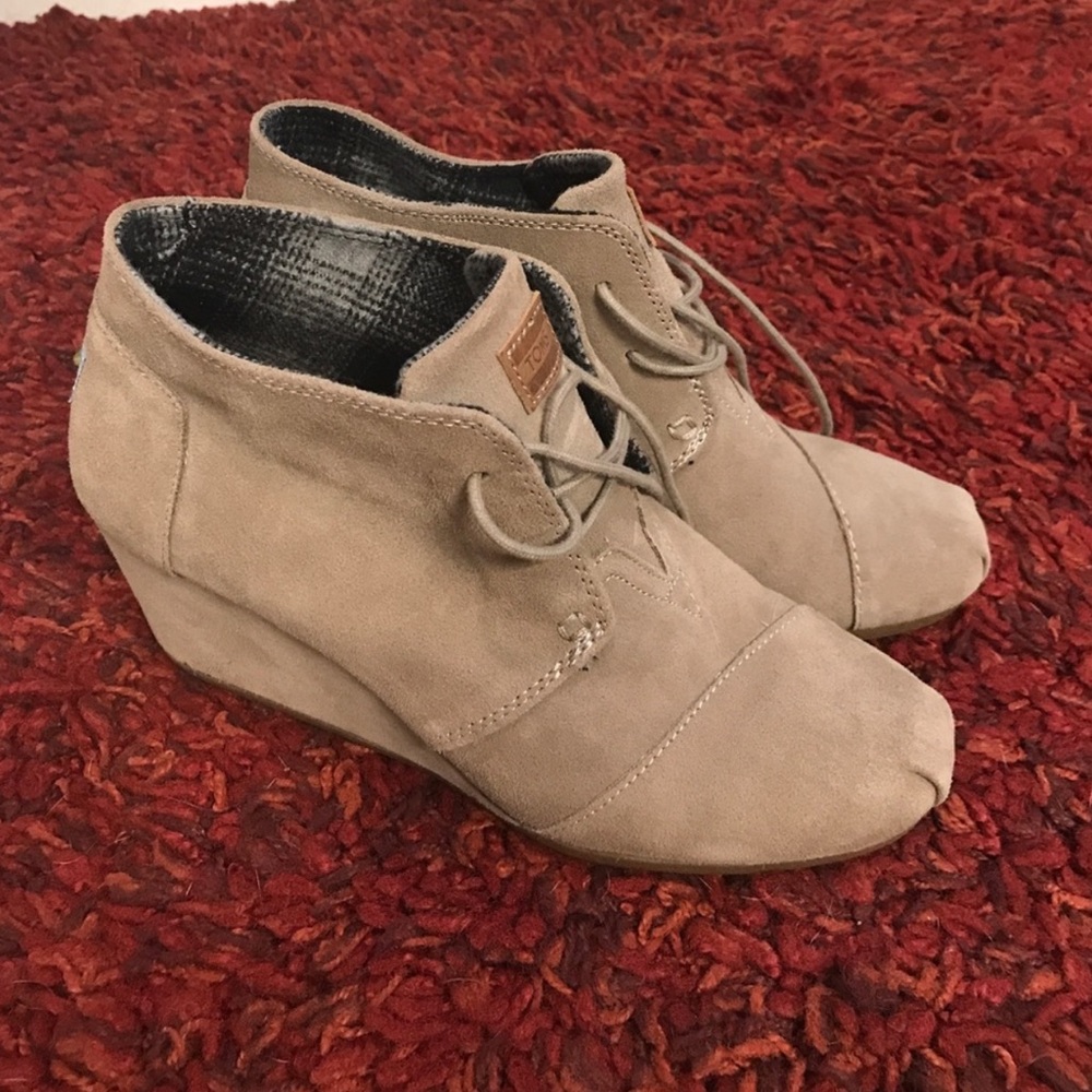 Lovely Toms Suede Wedges